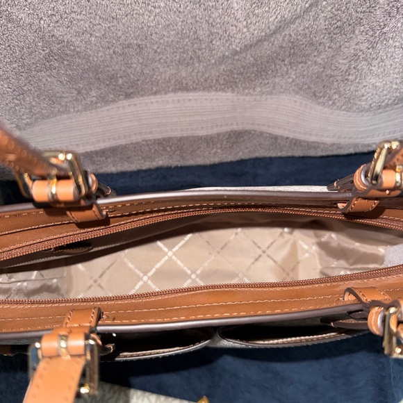 Michael Kors Tan and Cream Signature Tote with Wallet - Picture 4 of 6